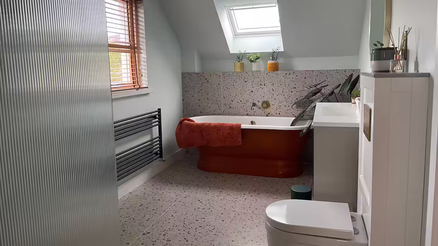 Old Pines 5-bed house - en-suite bathroom