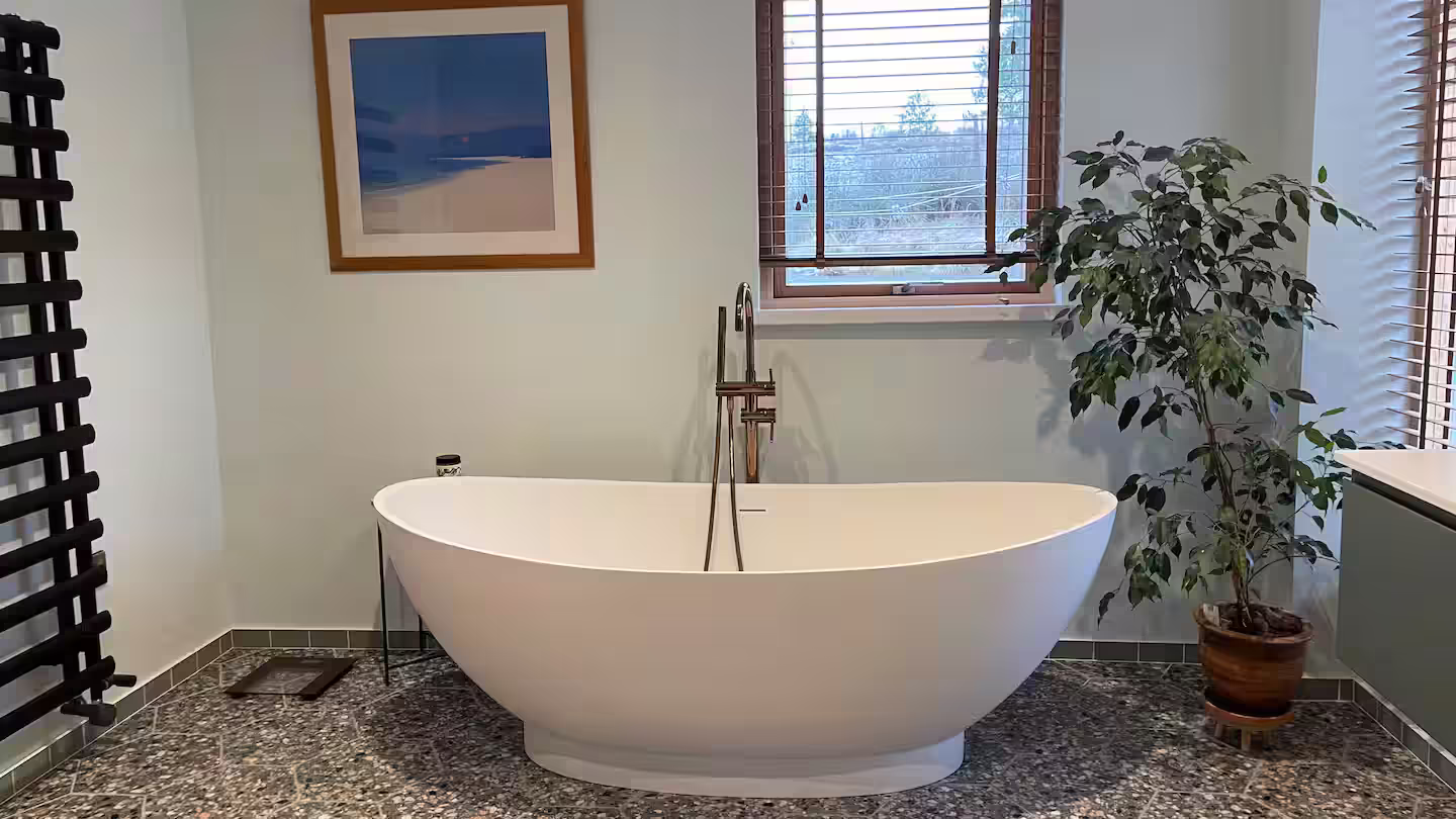 Old Pines 5-bed house - en-suite bathroom