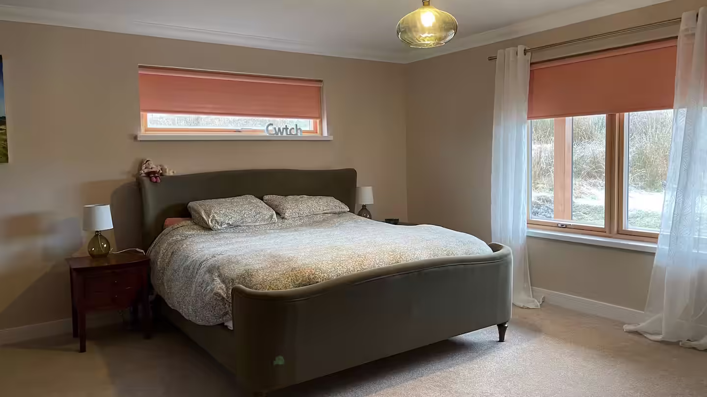 Old Pines 5-bed house - double bedroom
