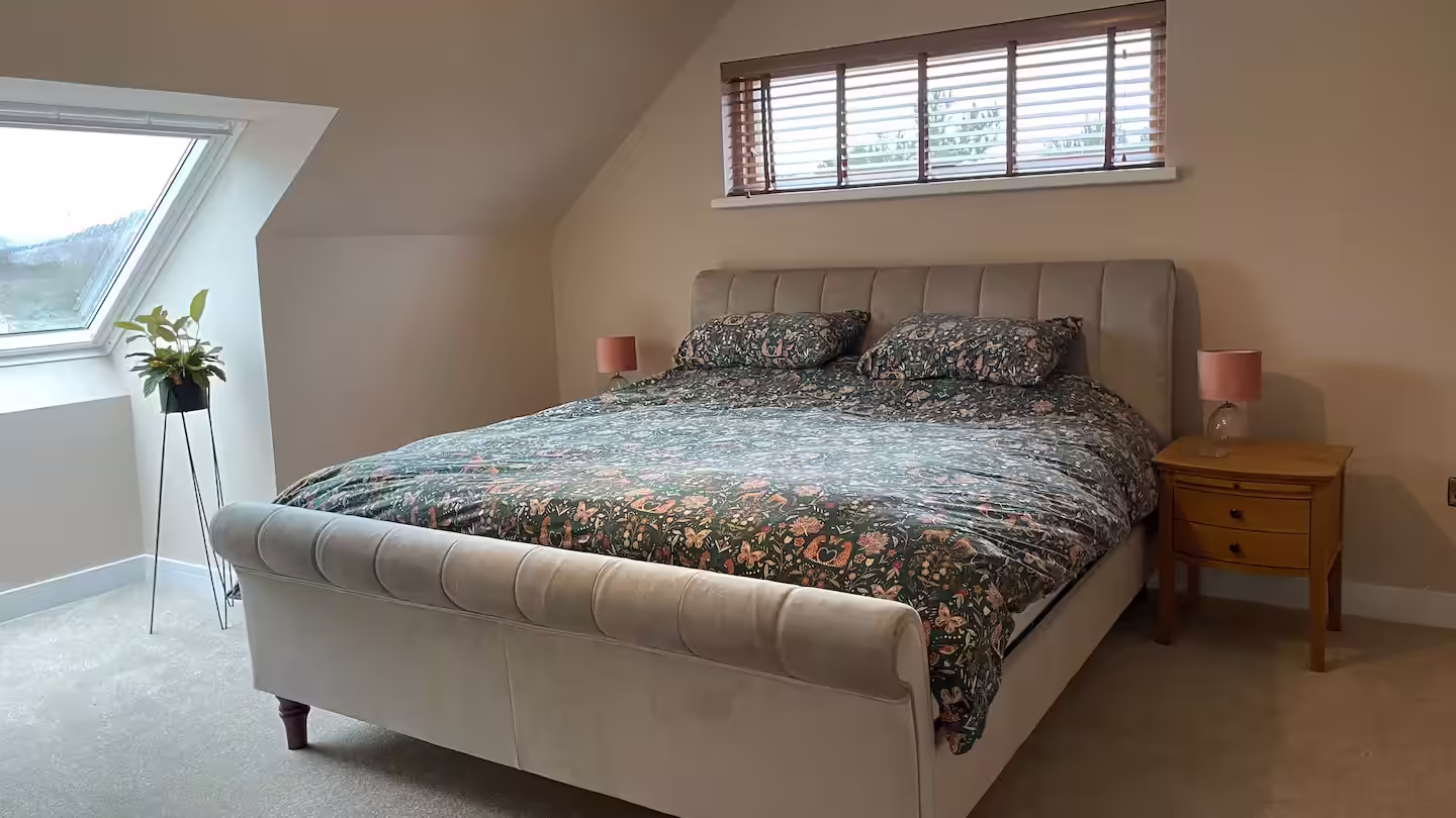 Old Pines 5-bed house - double bedroom