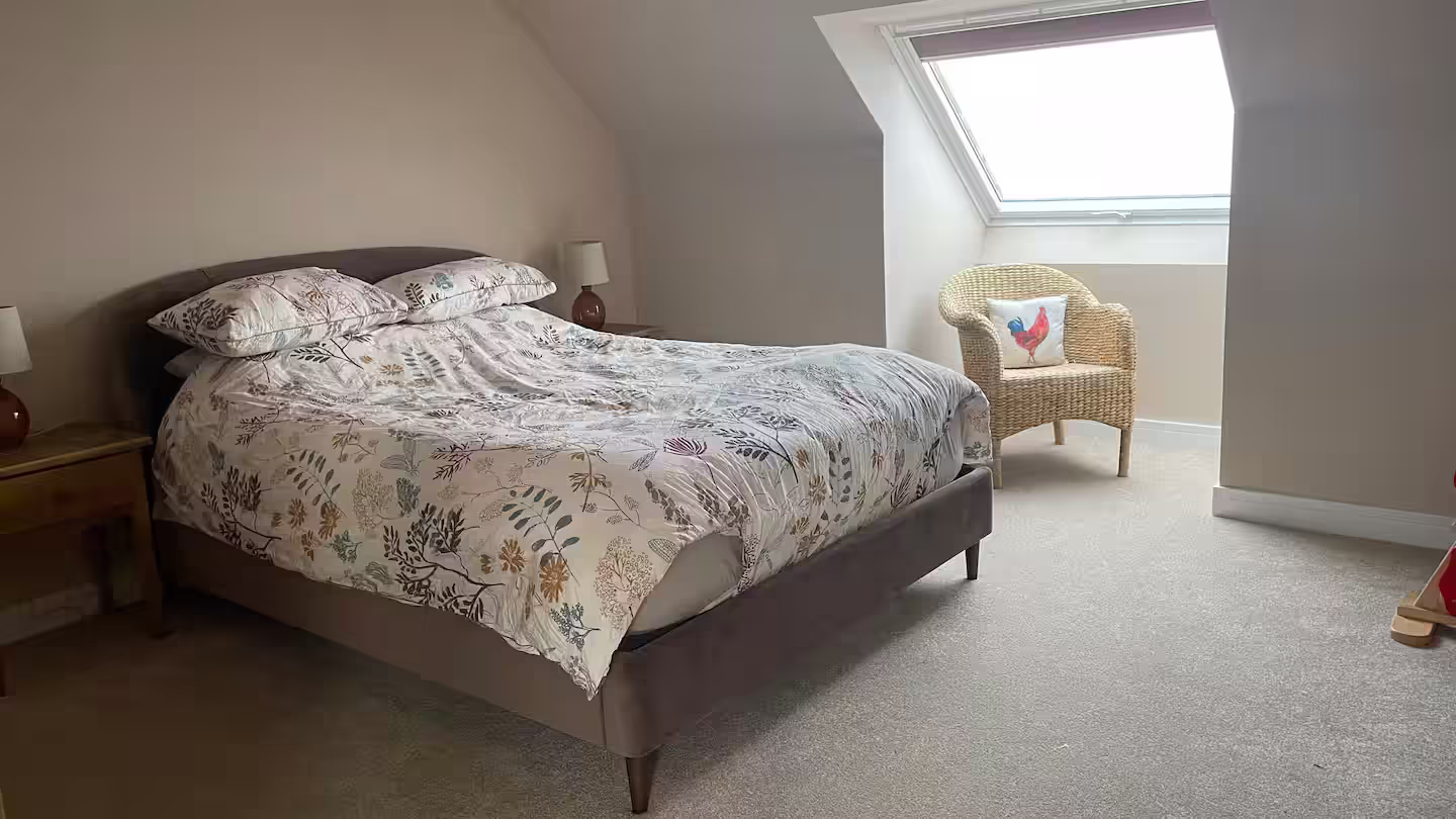 Old Pines 5-bed house - double bedroom