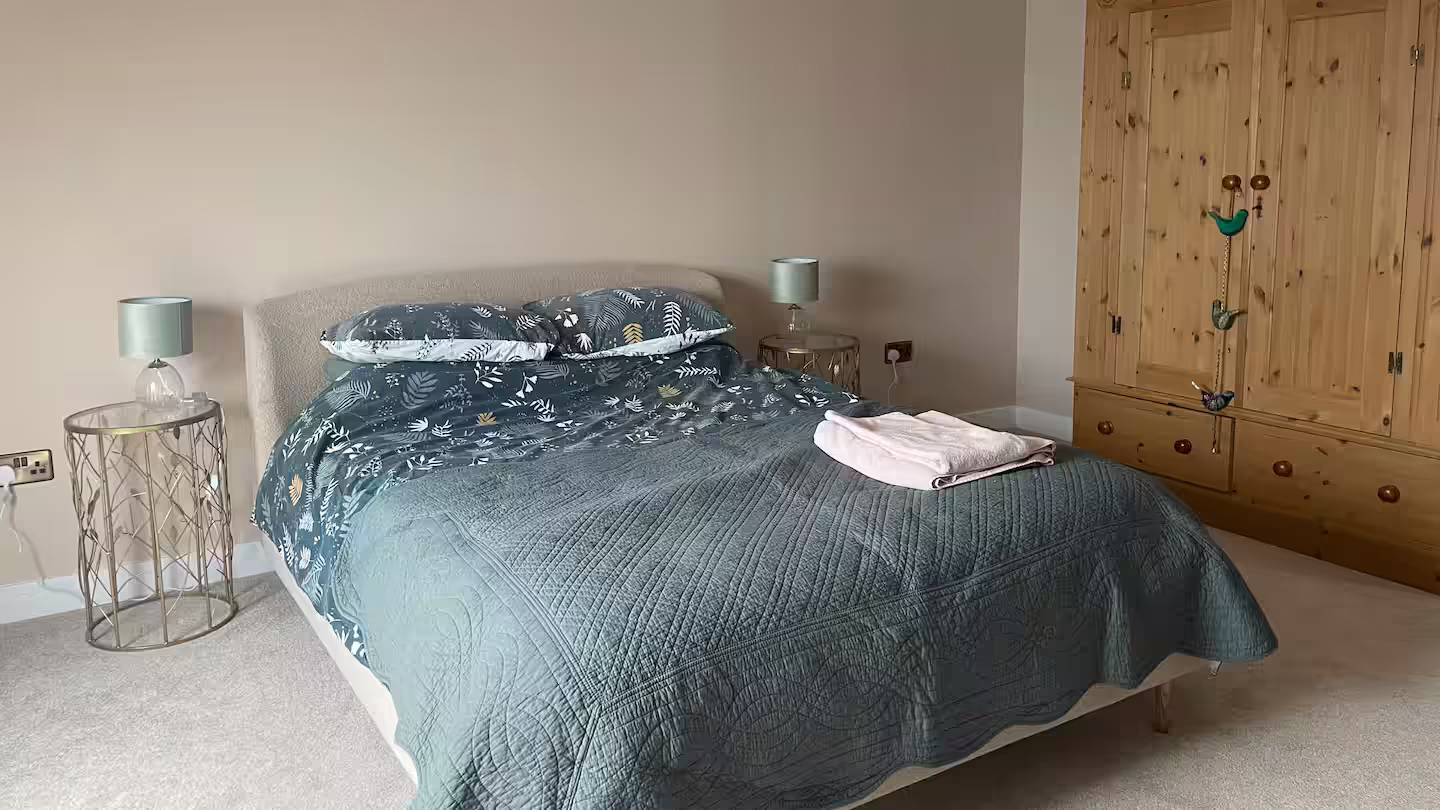 Old Pines 5-bed house - double bedroom