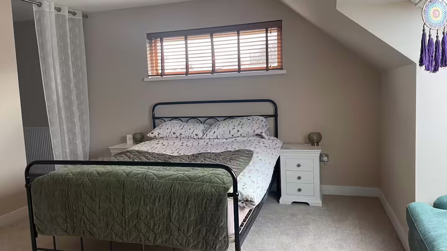 Old Pines 5-bed house - double bedroom