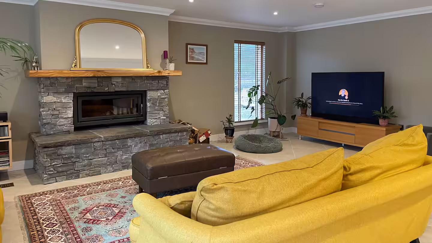 Old Pines 5-bed house - lounge