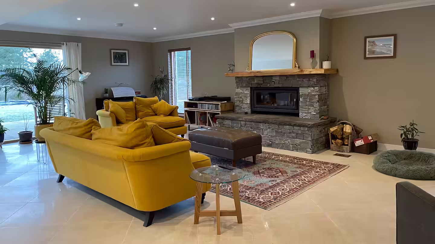 Old Pines 5-bed house - lounge